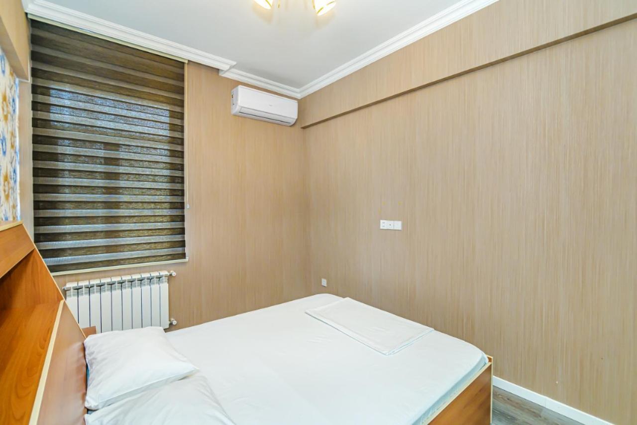 M Estate 1 Room Targovu Bakoe Buitenkant foto