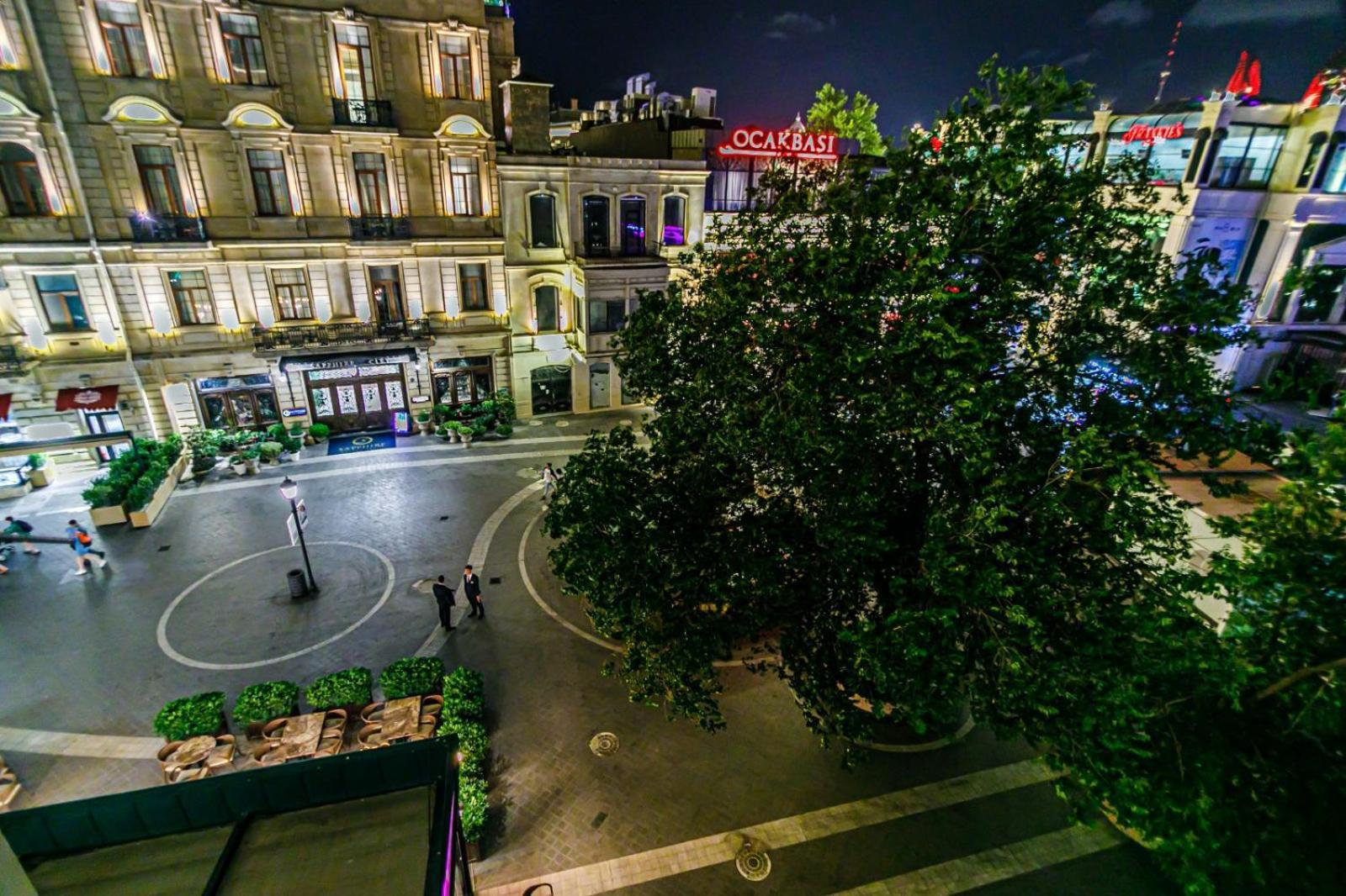 M Estate 1 Room Targovu Bakoe Buitenkant foto
