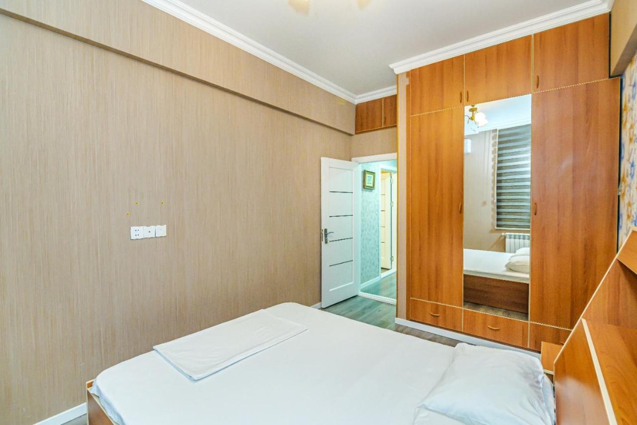 M Estate 1 Room Targovu Bakoe Buitenkant foto