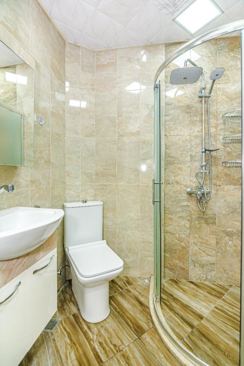 M Estate 1 Room Targovu Bakoe Buitenkant foto