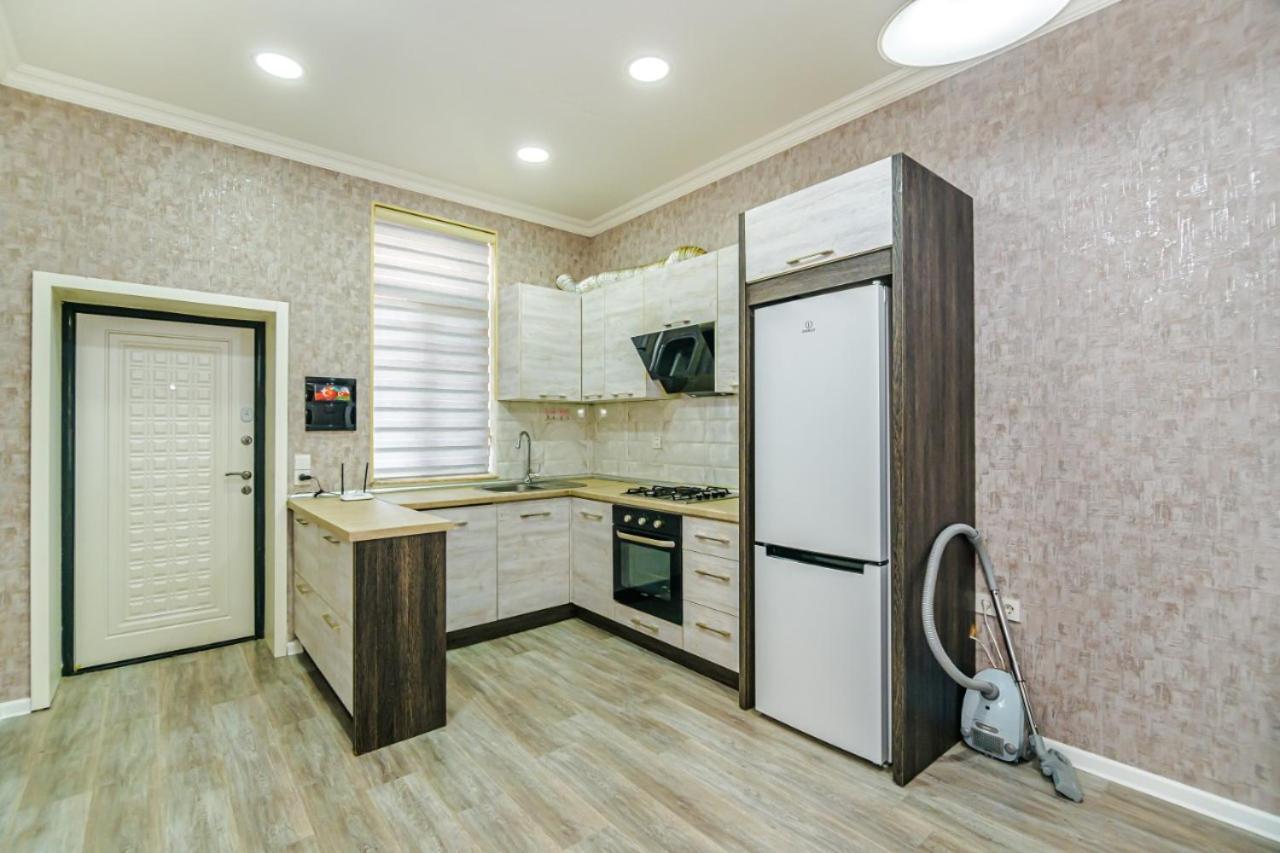 M Estate 1 Room Targovu Bakoe Buitenkant foto