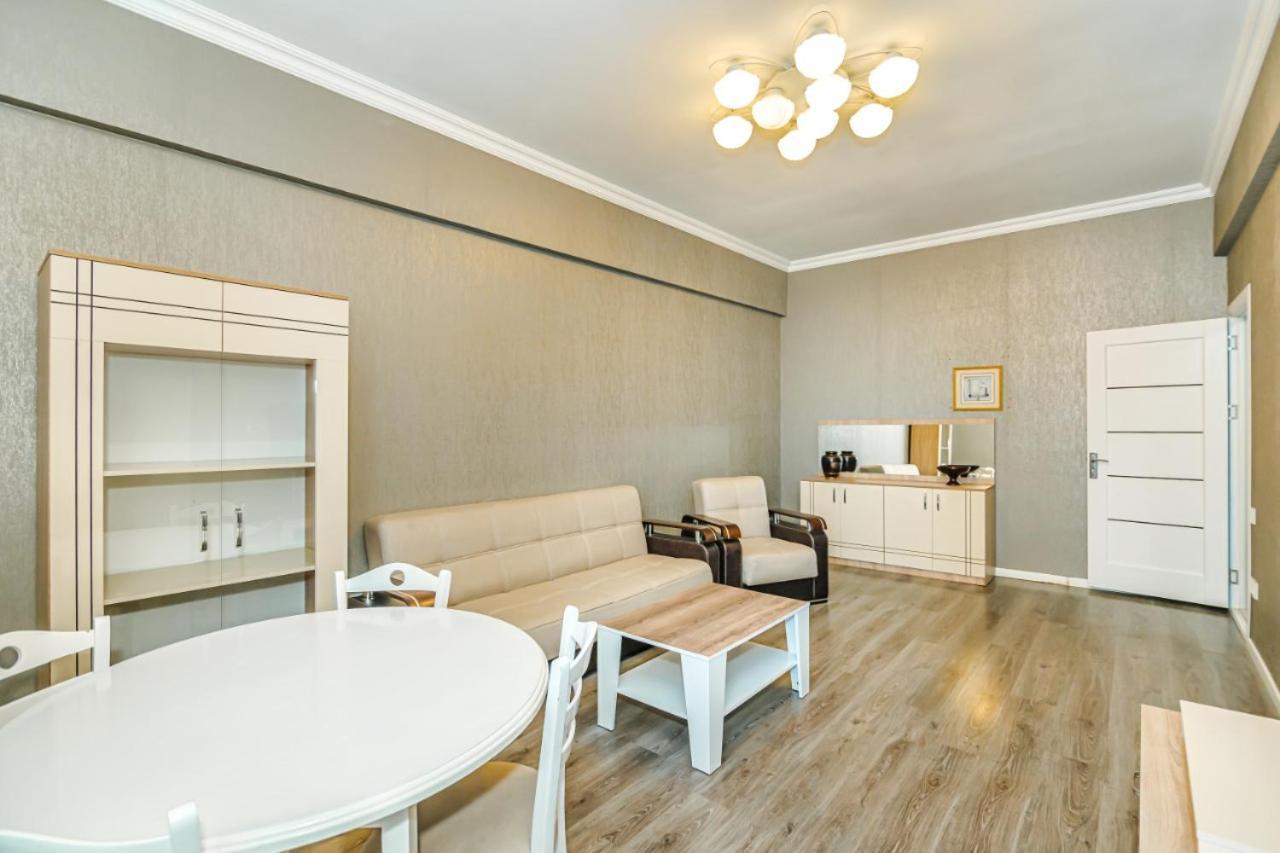 M Estate 1 Room Targovu Bakoe Buitenkant foto