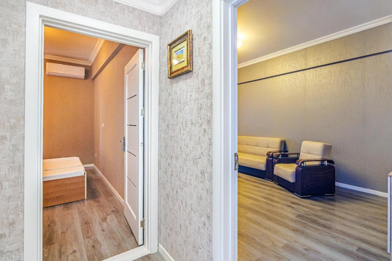 M Estate 1 Room Targovu Bakoe Buitenkant foto