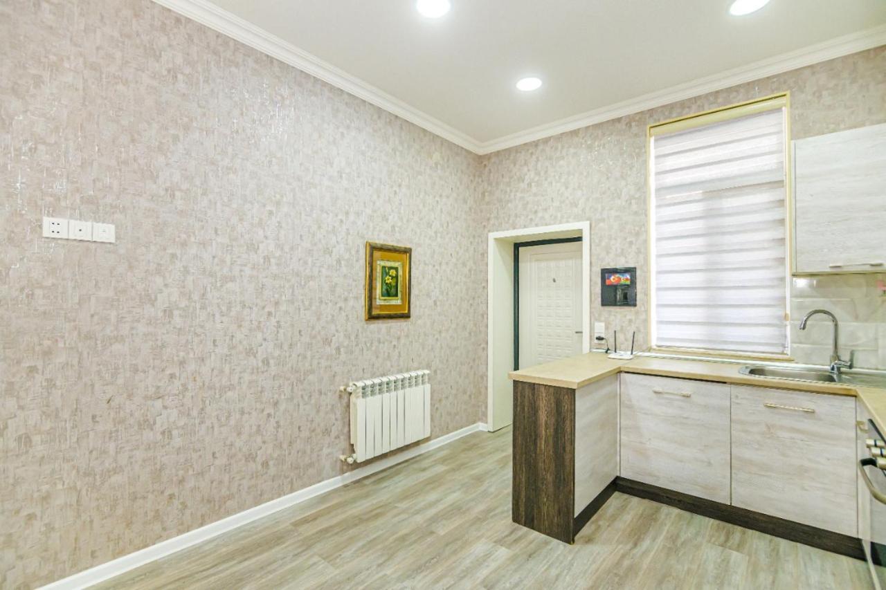 M Estate 1 Room Targovu Bakoe Buitenkant foto