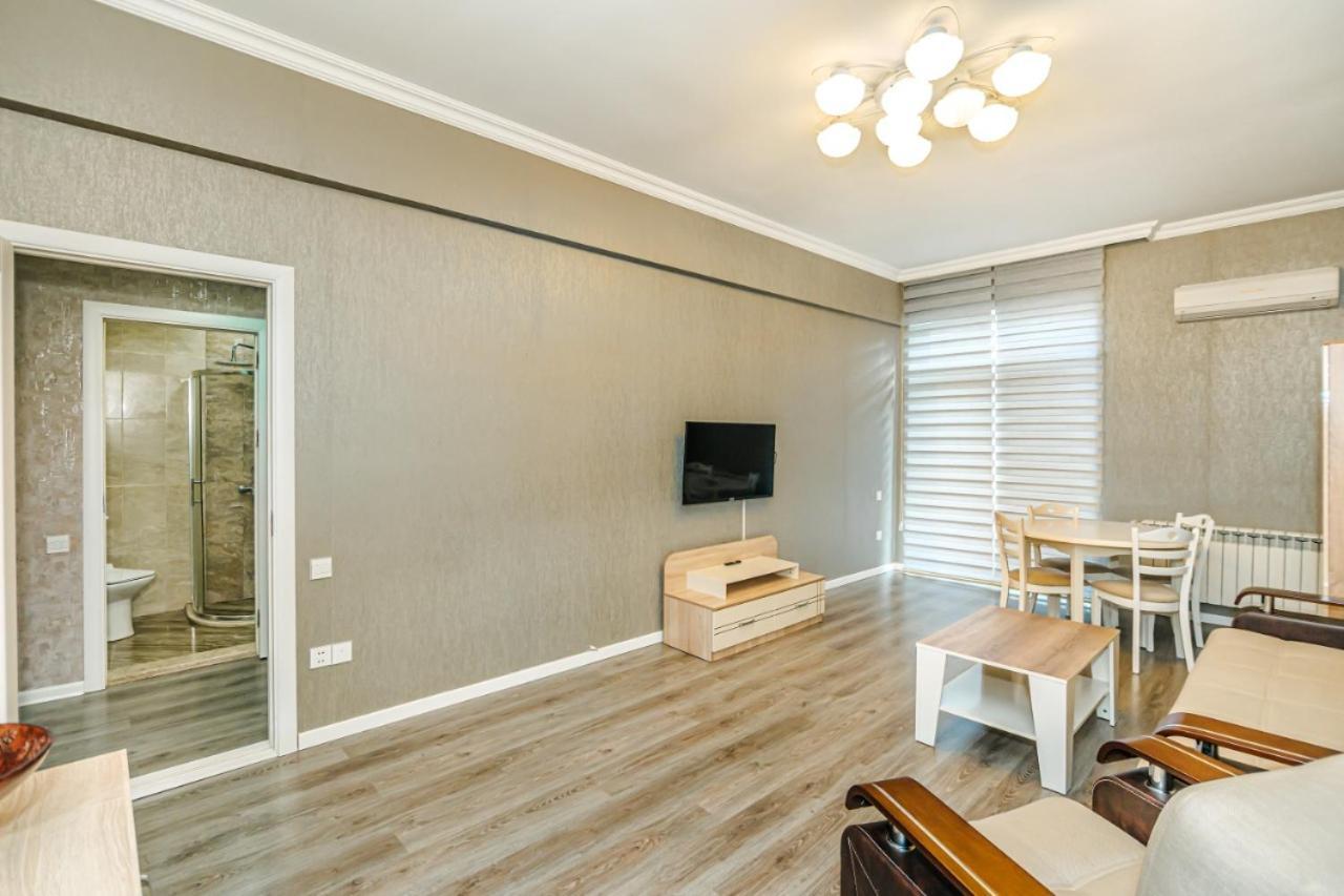 M Estate 1 Room Targovu Bakoe Buitenkant foto