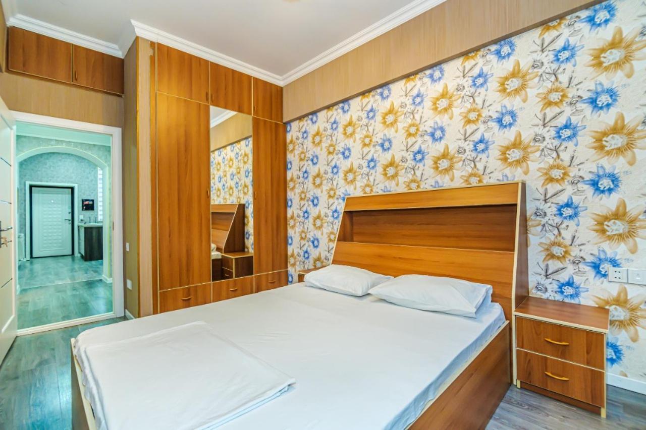 M Estate 1 Room Targovu Bakoe Buitenkant foto